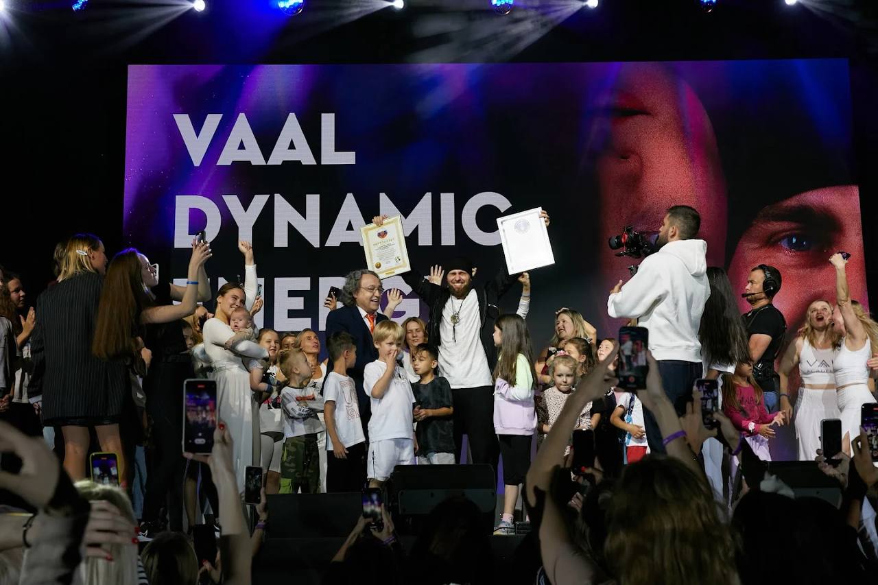 Александр Вааль с дипломами рекордов VAAL Dynamic Energy
